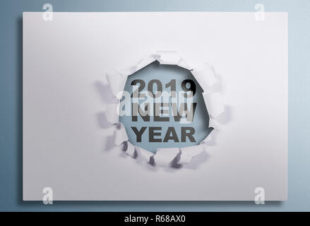 2019 Anno Nuovo messaggio che mostra sotto bianco di carta strappata. Felice Anno Nuovo 2019 Foto Stock