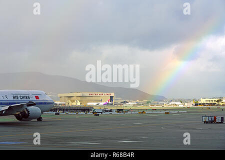 SAN FRANCISCO, CA -29 NOV 2018- vista di un arcobaleno su un Boeing 747 aereo di Air China (CA) all'Aeroporto Internazionale di San Francisco (SFO). Foto Stock