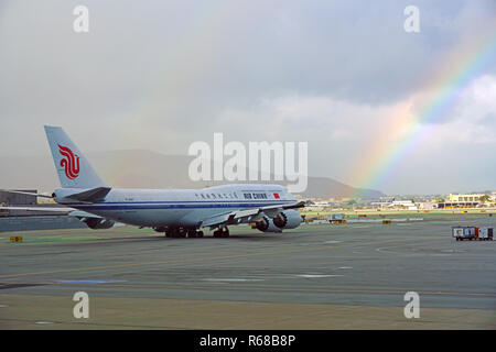 SAN FRANCISCO, CA -29 NOV 2018- vista di un arcobaleno su un Boeing 747 aereo di Air China (CA) all'Aeroporto Internazionale di San Francisco (SFO). Foto Stock