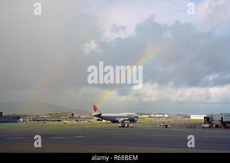 SAN FRANCISCO, CA -29 NOV 2018- vista di un arcobaleno su un Boeing 747 aereo di Air China (CA) all'Aeroporto Internazionale di San Francisco (SFO). Foto Stock