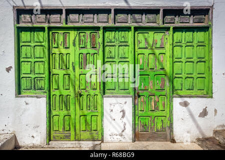 Vecchio danneggiato le porte in legno Foto Stock