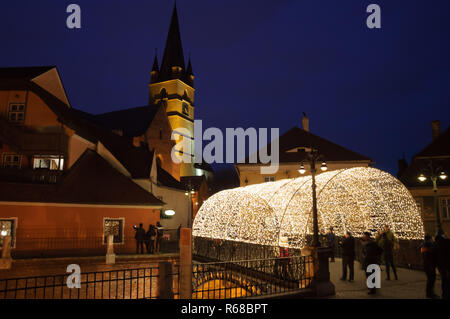 Il ponte di risiede nella Piata Mica in Natale, Sibiu Foto Stock