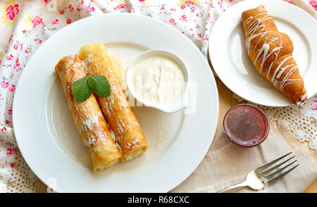 La prima colazione con cottage panini al formaggio e panna acida Foto Stock