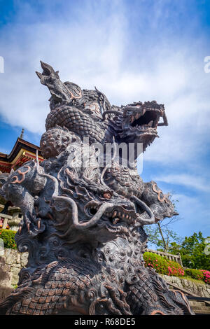 Dragon statua che si trova nella parte anteriore del Kiyomizu-dera tempio, Kyoto, Giappone Foto Stock