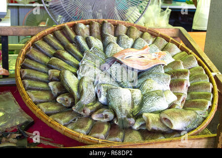 Trichogaster pettorale disporre su di rattan nel mercato del cibo asiatico cibo tailandese (pesce) Foto Stock