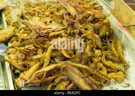 Grigliata di pesce snakeskin tutti (Trichogaster pettorale) disporre su di rattan nel mercato del cibo asiatico cibo tailandese (pesce) Foto Stock