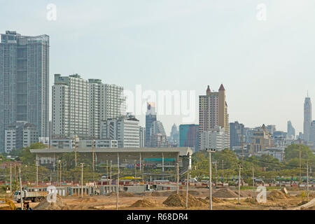 Interno posto per molti alti edifici in costruzione e gru sotto un cielo blu Foto Stock