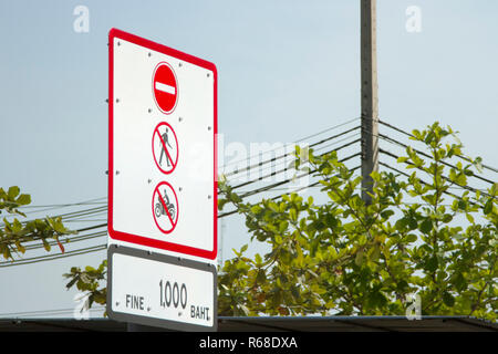 Non camminare e non cavalcare un segno motorcyclewarning contro il cielo blu Foto Stock