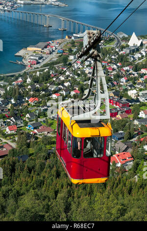 Funivia sopra città Tromso, Norvegia Foto Stock