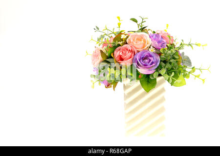 Le Rose in vaso bianco con sfondo bianco Foto Stock