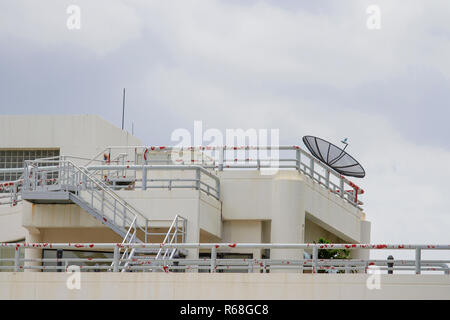 Ponte sul tetto ci sono scale di crema e di antenne paraboliche per la ricezione satellitare. Foto Stock