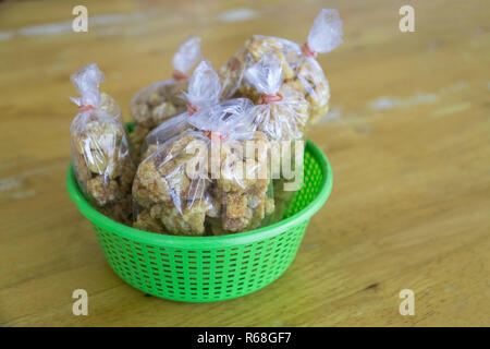 Fritti croccanti di pelle di maiale nel cestello verde Foto Stock