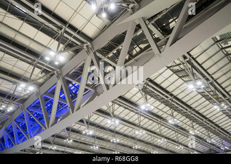 Grande telaio di acciaio in un edificio con faretti. Foto Stock