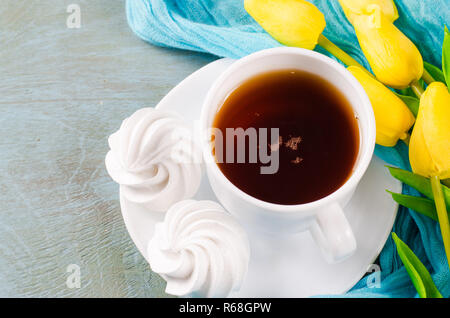 Deliziosi biscotti di meringa e la tazza di tè caldo. Foto Stock