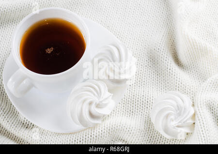 Deliziosi biscotti di meringa e la tazza di tè caldo. Foto Stock