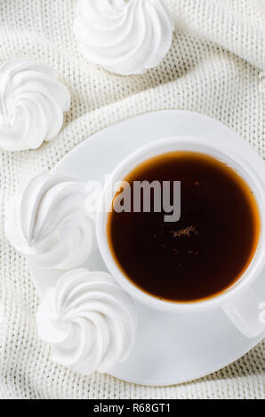 Deliziosi biscotti di meringa e la tazza di tè caldo. Foto Stock