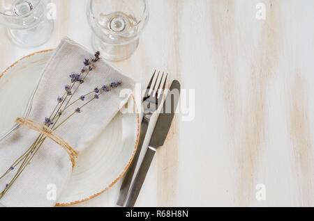 Festosa messa in tavola con lavanda. Foto Stock