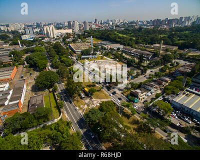 Grande città, grandi viali. Città di Sao Paulo, Nazioni Unite Avenue, Vila Almeida quartiere, Brasile America del Sud. Foto Stock