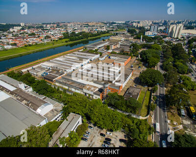 Grande città, grandi viali. Città di Sao Paulo, Nazioni Unite Avenue, Vila Almeida quartiere, Brasile America del Sud. Foto Stock