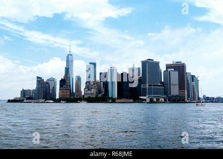 Lo skyline del centro cittadino di Manhattan dal Goversnors isola un giorno di sole dell'estate Foto Stock