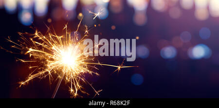 Burning sparkler, Felice Anno Nuovo Foto Stock