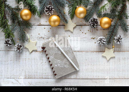 Lo stile di Natale Border con uno spazio per il testo o il prodotto con un notebook per la scrittura di nuovi anni di risoluzioni Foto Stock