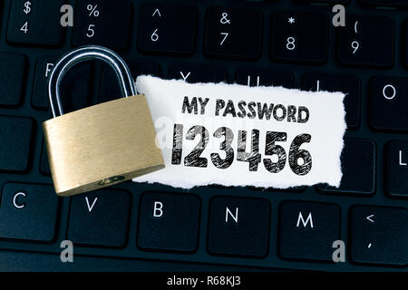 Semplice concetto di password. La mia password 123456 scritto su un foglio di carta. Lucchetto Chiuso sulla tastiera del computer Foto Stock