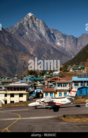 Il Nepal, aeroporto di Lukla, Vertice dell'aria, LASCIARE L-410, Turbolet aeromobili in fase di decollo verso il basso la pista inclinata Foto Stock