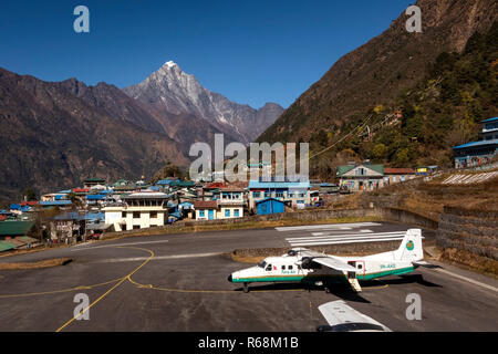 Il Nepal, Lukla, aeroporto, Tara aria, Dornier 228-212 aeromobile sul piazzale del mondo più pericoloso airport Foto Stock