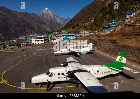 Il Nepal, Lukla, aeroporto, due Tara aria Dornier 228-212 aeromobile sul piazzale del mondo più pericoloso airport Foto Stock