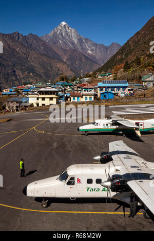 Il Nepal, Lukla, aeroporto, due Tara aria Dornier 228-212 aeromobile sul piazzale del mondo più pericoloso airport Foto Stock