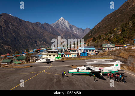 Il Nepal, Lukla, aeroporto di imbarco di passeggeri Tara aria Dornier 228-212 aeromobile come altro si toglie al mondo più pericoloso airport Foto Stock