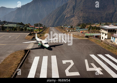 Il Nepal, Lukla, aeroporto, Tara aria Dornier 228-212 aeromobile si prepara a decollare da alta quota pista Foto Stock