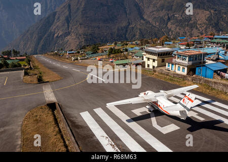 Il Nepal, Lukla, aeroporto, Vertice dell'aria, LASCIARE L-410, Turbolet aerei al fine di inclinarsi hig altitudine pista in attesa del traffico aereo di gioco per il decollo Foto Stock