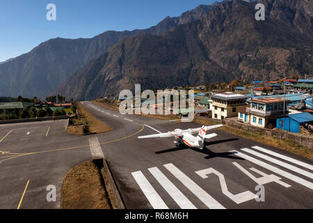 Il Nepal, Lukla, aeroporto, Vertice dell'aria, LASCIARE L-410, Turbolet aeromobili in fase di decollo inclinata verso il basso ad alta altitudine pista Foto Stock