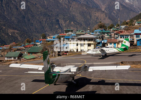 Il Nepal, Lukla, aeroporto, Tara aria Dornier 228-212 aeromobili in fase di decollo da alta quota pista e un altro taxi Foto Stock