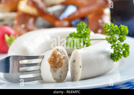 Tipica bavarese salsicce bianche con salatini e senape dolce Foto Stock