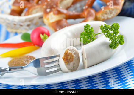 Tipica bavarese salsicce bianche con salatini e senape dolce Foto Stock