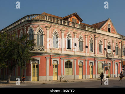 Vecchio stile Portoghese edificio coloniale, provincia di Benguela, Lobito in Angola Foto Stock