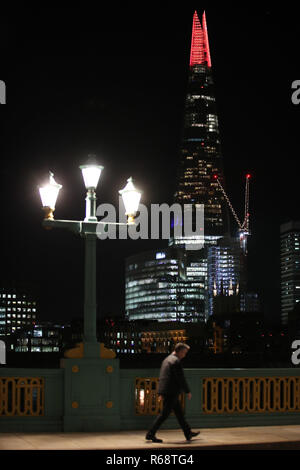 Luci festose di illuminare la parte superiore a venti piani dell'edificio di Shard a Londra come parte di una mezza ora di mostrare che correrà per tutta la sera durante il periodo natalizio. Foto Stock