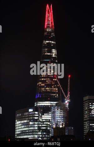 Luci festose di illuminare la parte superiore a venti piani dell'edificio di Shard a Londra come parte di una mezza ora di mostrare che correrà per tutta la sera durante il periodo natalizio. Foto Stock