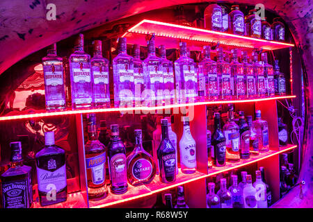 Istanbul, Turchia - 21 ottobre 2018; una varietà di bottiglie di Scotch whisky e la vodka di marche internazionali visualizzate sullo scaffale Pronto per la vendita a b Foto Stock