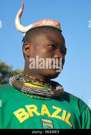 Himba tribe uomo con la tradizionale acconciatura, Provincia del Cunene, Oncocua, Angola Foto Stock