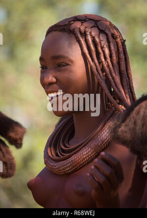 Tribù Himba giovane donna, Provincia del Cunene, Oncocua, Angola Foto Stock