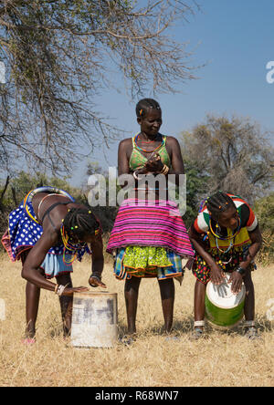 Tribù Mudimba donne di riproduzione di musica con una benna e balli, Provincia del Cunene, Cahama, Angola Foto Stock