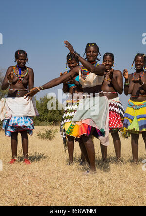 Tribù Mudimba donne che danzano, Provincia del Cunene, Cahama, Angola Foto Stock