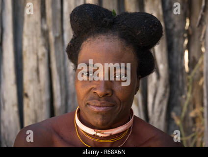 Tribù Nguendelengo donna con la tradizionale acconciatura, provincia di Namibe, Capangombe, Angola Foto Stock