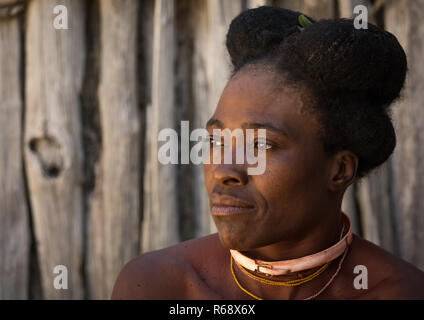 Tribù Nguendelengo donna con la tradizionale acconciatura, provincia di Namibe, Capangombe, Angola Foto Stock