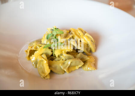 Italiano tradizionale di agnolotti pasta in un piatto in un ristorante Foto Stock