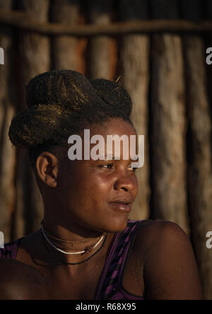 Tribù Nguendelengo donna con la tradizionale acconciatura, provincia di Namibe, Capangombe, Angola Foto Stock